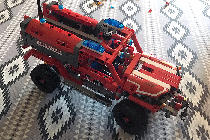 Montage terminé du véhicule d'intervention des pompiers LEGO Technic