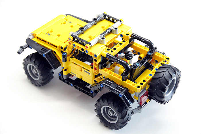 Vue de l'arrière du Jeep Wrangler Rubicon en LEGO