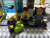 LEGO - L\'aéroport Central City - Les voyageurs à l\'entrée de l\'aéroport