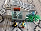 LEGO City : L\'avion de passagers - L\'entrée de l\'aéroport et les voyageurs