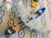 LEGO City : L\'avion de passagers - La coque avec les ailes, dans toute sa longueur