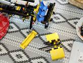 LEGO Technic - La Grue Mobile - Le montage du toit de la cabine