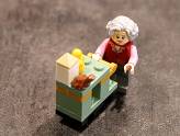 LEGO Harry Potter - Le Poudlard Express - La sorcière, prête à distribuer ses friandises