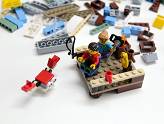 LEGO Creator - La péniche au bord du fleuve - Le canot avec les figurines et le crable