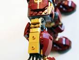 LEGO - Marvel\'s Hulkbuster - Premier bras et sa main articulée.