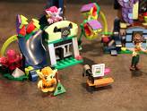LEGO Elves - Le Sauvetage dans le village des Gobelins - Zoom sur la découpe à bois, et un gobelin avec sa mandoline