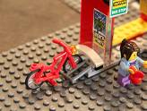 LEGO City - La gare routière - Un vélo attaché à l\'arrêt de bus