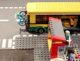 LEGO City - La gare routière - Un vélo attaché à l\'arrière du bus