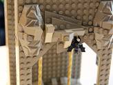 LEGO - Batman Classic - Zoom sur les murs intérieurs de la batcave, avec sa chauve-souris