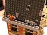LEGO - Batman Classic - Zoom sur le toit du manoir, et le chat