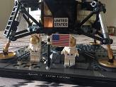 LEGO NASA Apollo 11 Lunar Lander - Construction terminée - Zoom sur les personnages