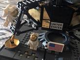 LEGO NASA Apollo 11 Lunar Lander - Construction terminée - Utilisation de l\'échelle par l\'un des deux astronautes