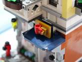 LEGO : L\'animalerie et le café - Zoom sur l\'enseigne du café