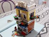 LEGO : L\'animalerie et le café - Toit Art Déco installé