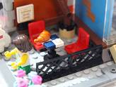 LEGO : L\'animalerie et le café - Zoom sur la terrasse