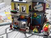 LEGO : L\'animalerie et le café - Ensemble monté, vue sur l\'entrée du café