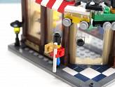 LEGO : Le magasin de jouets - Le petit robot à l\'entrée du magasin