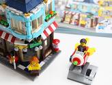 LEGO : Le magasin de jouets - L\'entrée du magasin, la vendeuse, le manège et l\'enfant