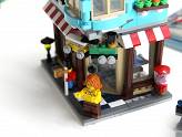 LEGO : Le magasin de jouets - Zoom sur la vendeuse, sur la pas de porte de son magasin