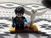 LEGO Harry Potter : Hedwige - Minifigurine d\'Harry Potter avec Hedwige sur leur support